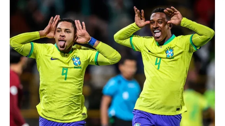 Brasil festeja gol ante Venezuela.