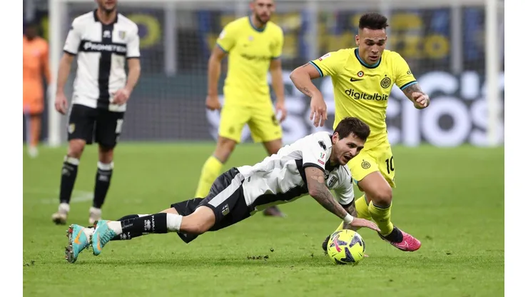 Inter y Parma en acción de juego.