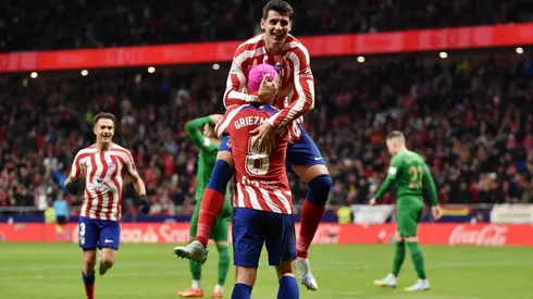 Morata y Griezmann celebran el segundo.