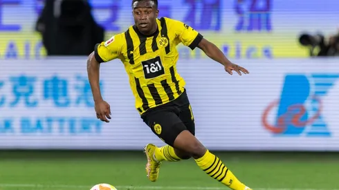 Youssoufa Moukoko en juego con Borussia Dortmund.