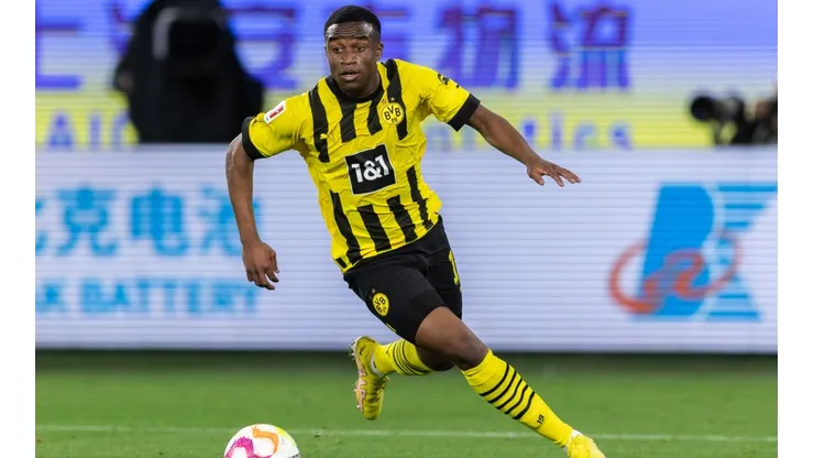 Youssoufa Moukoko en juego con Borussia Dortmund.