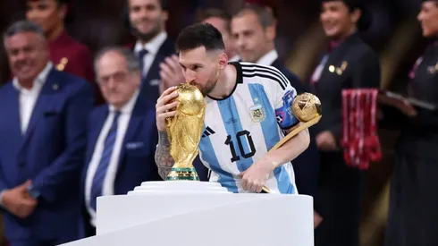 Lionel Messi y el beso a la Copa del Mundo.