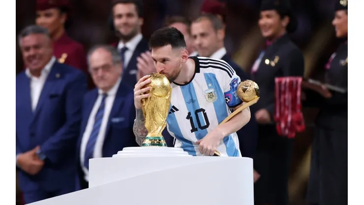 Lionel Messi y el beso a la Copa del Mundo.
