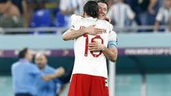 Robert Lewandowski y el abrazo con Krychowiak tras el partido.