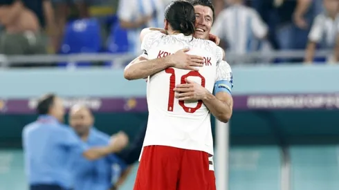 Robert Lewandowski y el abrazo con Krychowiak tras el partido.