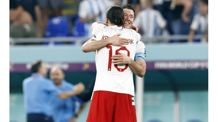 Robert Lewandowski y el abrazo con Krychowiak tras el partido.