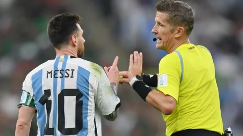 Daniele Orsato con Messi en Argentina vs. México.