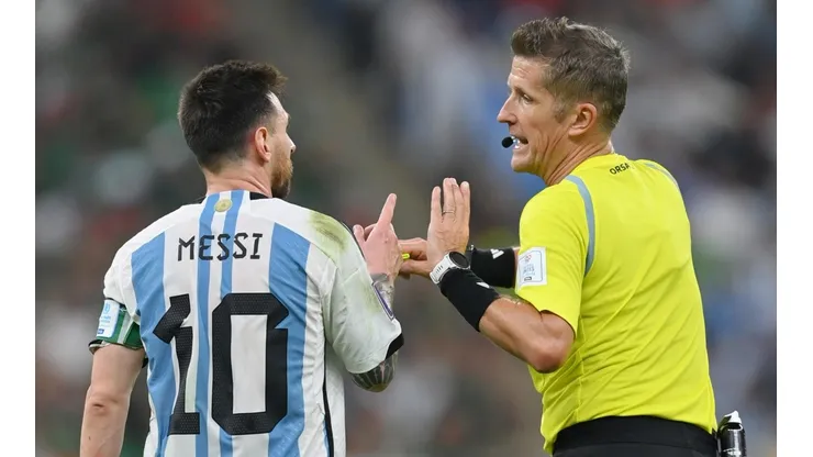 Daniele Orsato con Messi en Argentina vs. México.
