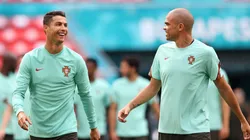Cristiano Ronaldo y Pepe se preparan para el debut de Portugal.