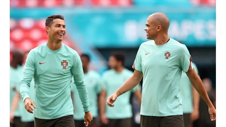 Cristiano Ronaldo y Pepe se preparan para el debut de Portugal.