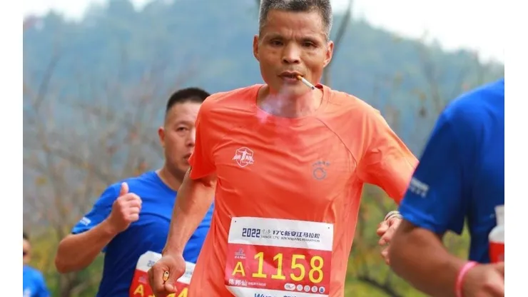 Récords que no: corrió un maratón fumando cigarrillos