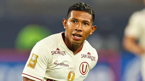 Edison Flores jugando para Universitario de Perú.