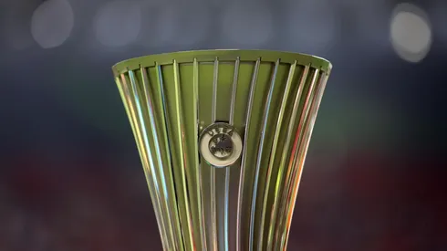 El trofeo de la Conference League.