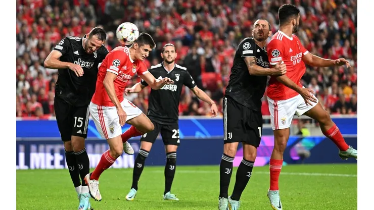 Acción de juego entre Juventus y Benfica.