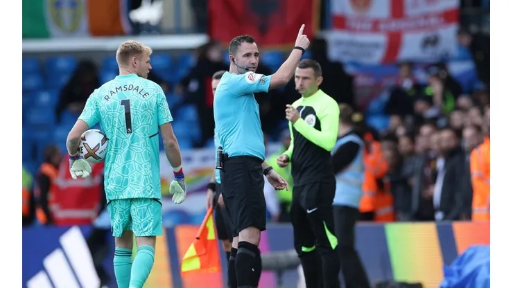 El árbitro Chris Kavanagh postergó Arsenal vs Leeds.
