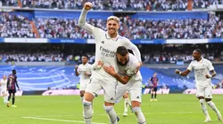 Valverde festeja con Benzema, autores de los goles de Real Madrid en el primer tiempo.