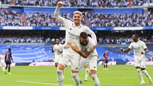 Valverde festeja con Benzema, autores de los goles de Real Madrid en el primer tiempo.