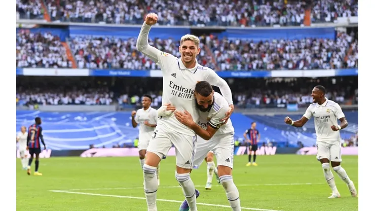 Valverde festeja con Benzema, autores de los goles de Real Madrid en el primer tiempo.
