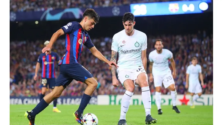 Bastoni, ante Pedri en el último Barcelona ante Inter.