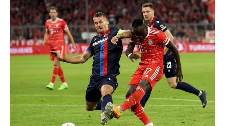 Sadio Mané ante Lukas Hejda.