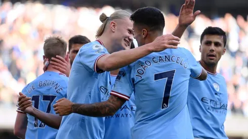 El abrazo de las figuras, Cancelo y Haaland, en la goleada de Manchester City.
