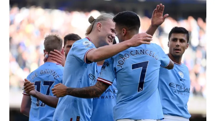 El abrazo de las figuras, Cancelo y Haaland, en la goleada de Manchester City.