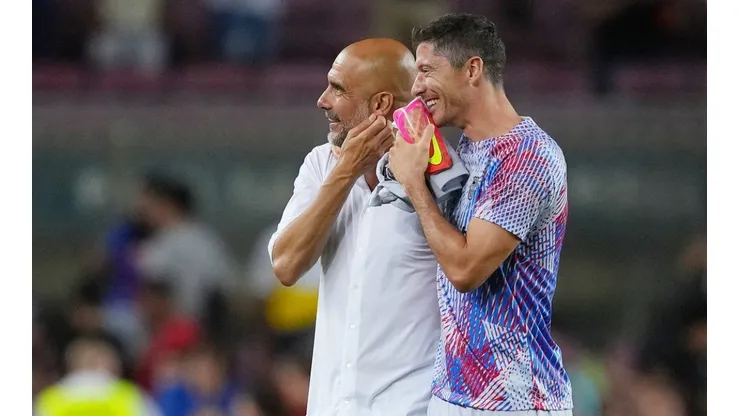 Lewandowski con Guardiola, en el último amistoso entre Barcelona y Manchester City.