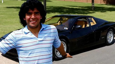 Diego Maradona y su Ferrari negra
