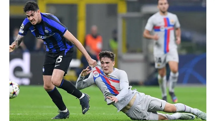 Bastoni arrastra a Gavi por el suelo.