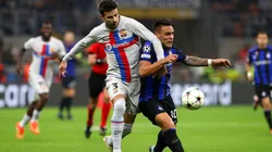 Acción de juego entre Barcelona e Inter.