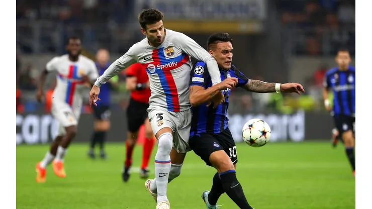 Acción de juego entre Barcelona e Inter.