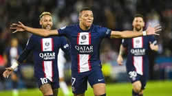 Mbappé y el festejo con Neymar y Messi por detrás tras su gol.