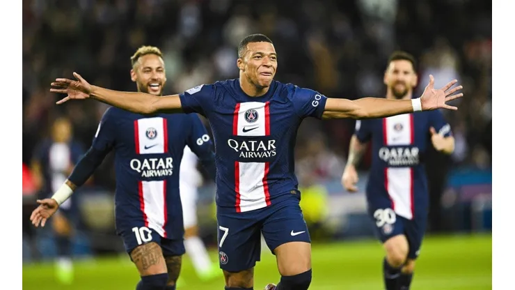 Mbappé y el festejo con Neymar y Messi por detrás tras su gol.