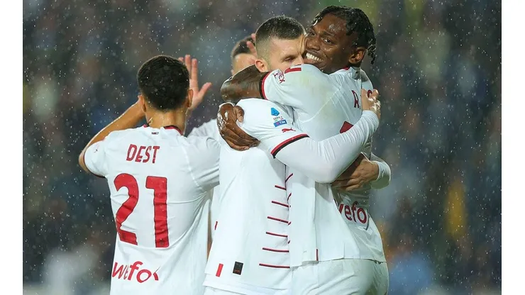 Festejo de gol de Milan.