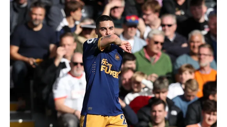 Almirón se besa su tatuaje tras su golazo con Newcastle.
