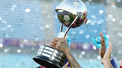 Trofeo de la Copa Sudamericana.