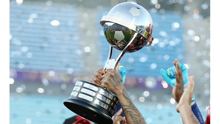 Trofeo de la Copa Sudamericana.