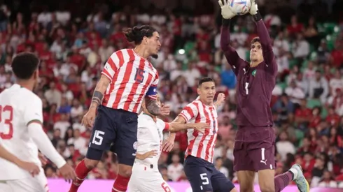 Bono sale ante el intento de Gustavo Gómez.