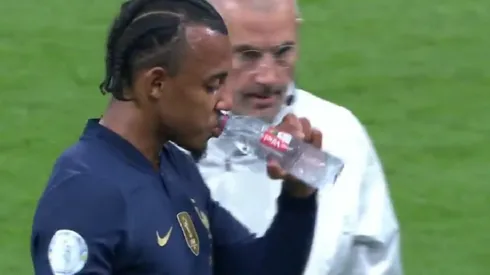 Koundé se retiró lesionado ante Austria.