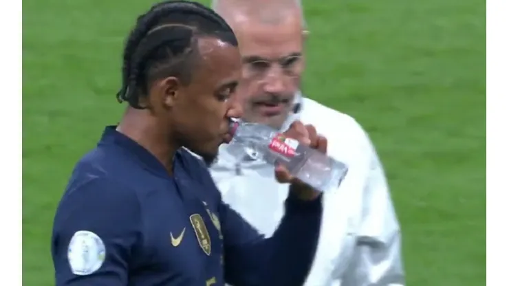 Koundé se retiró lesionado ante Austria.
