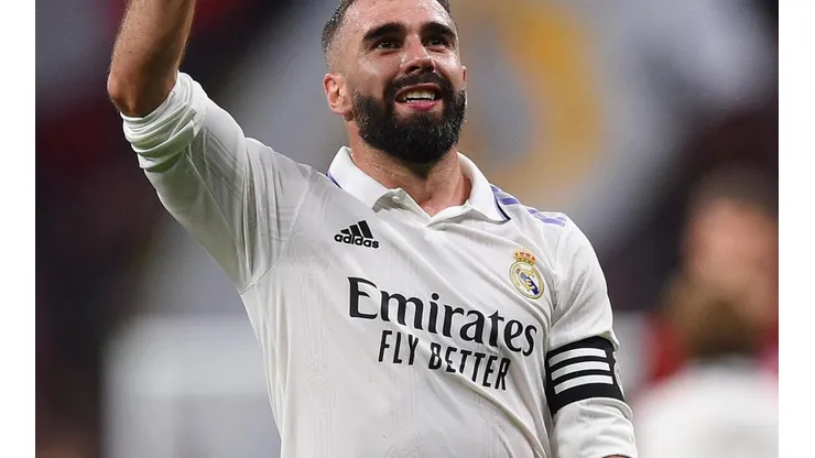 Dani Carvajal y el patrocinador Fly Emirates.