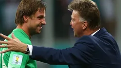 Van Gaal y Tim Krul, en el Mundial de Brasil 2014 tras la serie de penales ante Costa Rica.