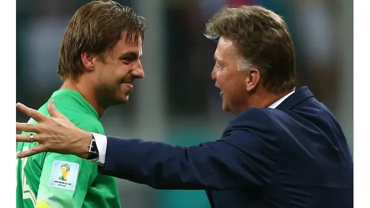 Van Gaal y Tim Krul, en el Mundial de Brasil 2014 tras la serie de penales ante Costa Rica.