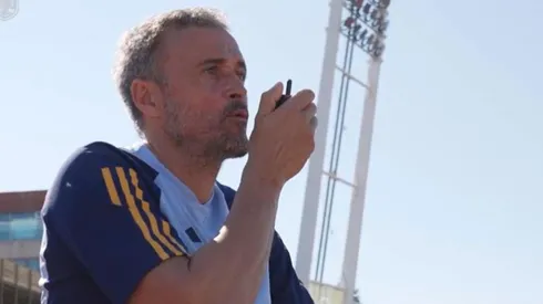 Luis Enrique dando indicaciones con walkie talkie.
