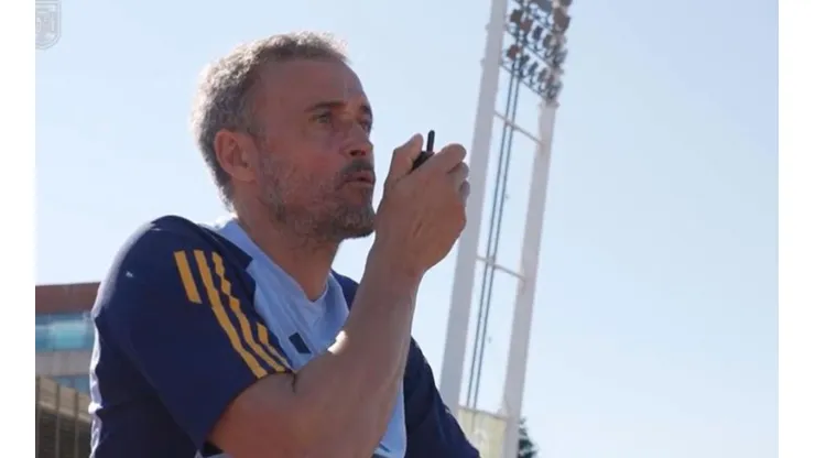 Luis Enrique dando indicaciones con walkie talkie.