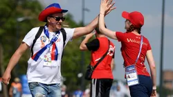 Un voluntario junto a un hincha en el último Mundial de Rusia 2018.