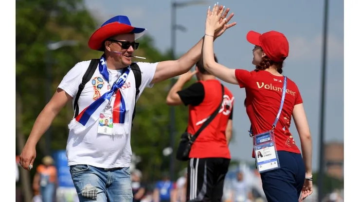 Un voluntario junto a un hincha en el último Mundial de Rusia 2018.