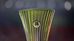 El trofeo de la Conference League espera a su segundo campeón.