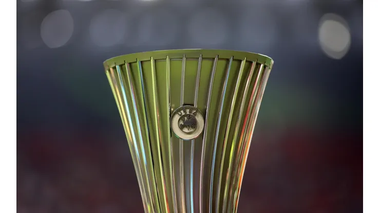 El trofeo de la Conference League espera a su segundo campeón.