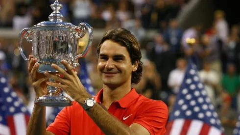 Roger Federer levantando uno de los varios US Open logrados en su carrera.